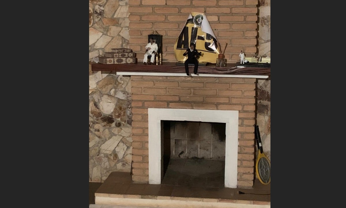 Casa onde Queiroz foi preso tinha cartaz do AI-5. Veja imagens