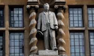 Universidade de Oxford decide derrubar estátua de colonizador