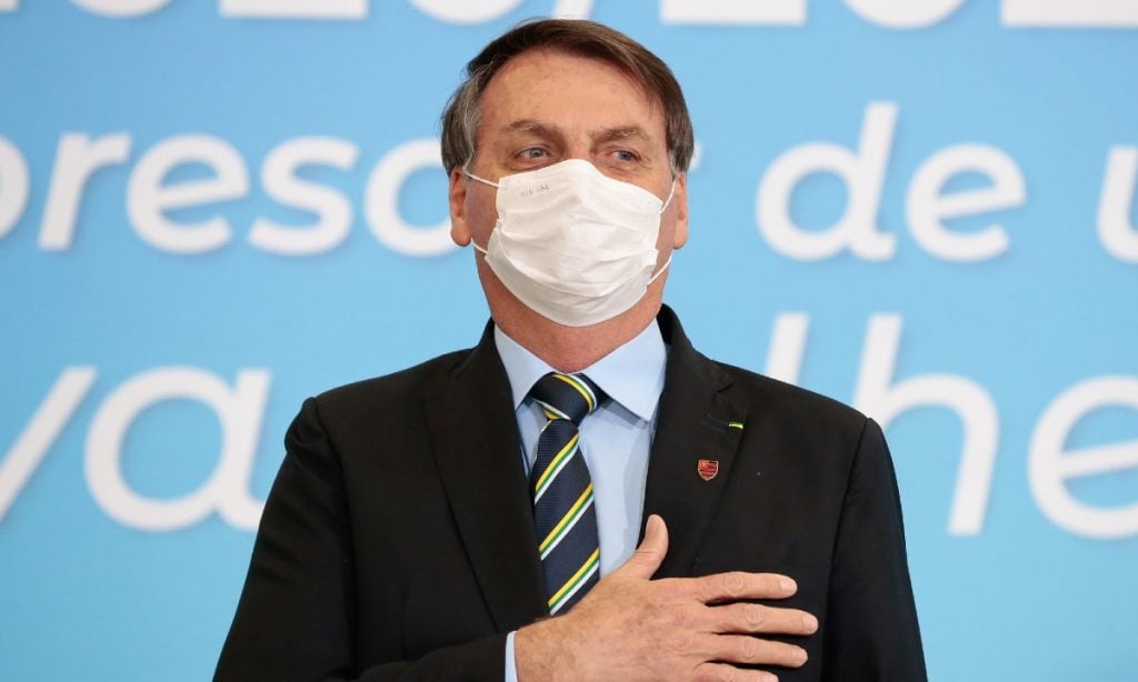 Bolsonaro veta obrigatoriedade de fornecer máscaras à população vulnerável