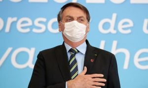 Bolsonaro veta obrigatoriedade de fornecer máscaras à população vulnerável