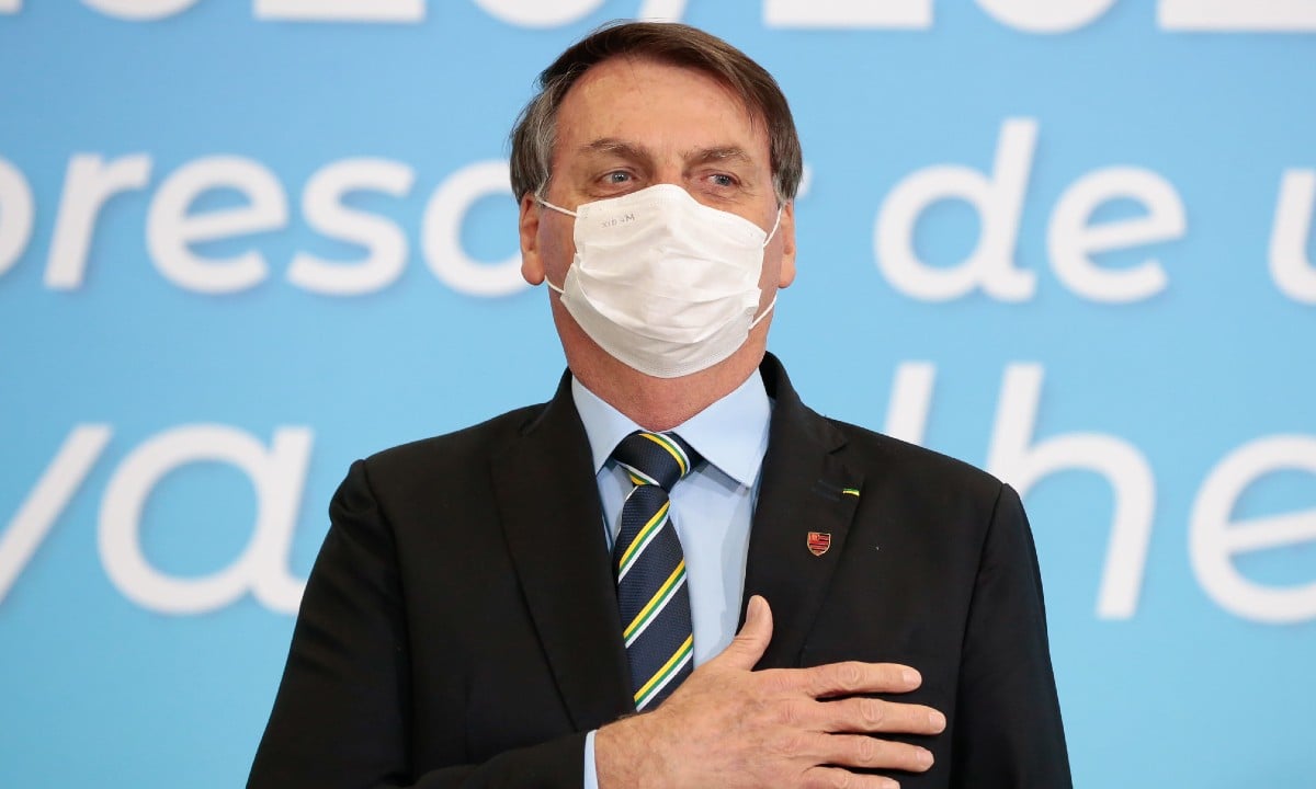 Bolsonaro veta obrigatoriedade de fornecer máscaras à população vulnerável