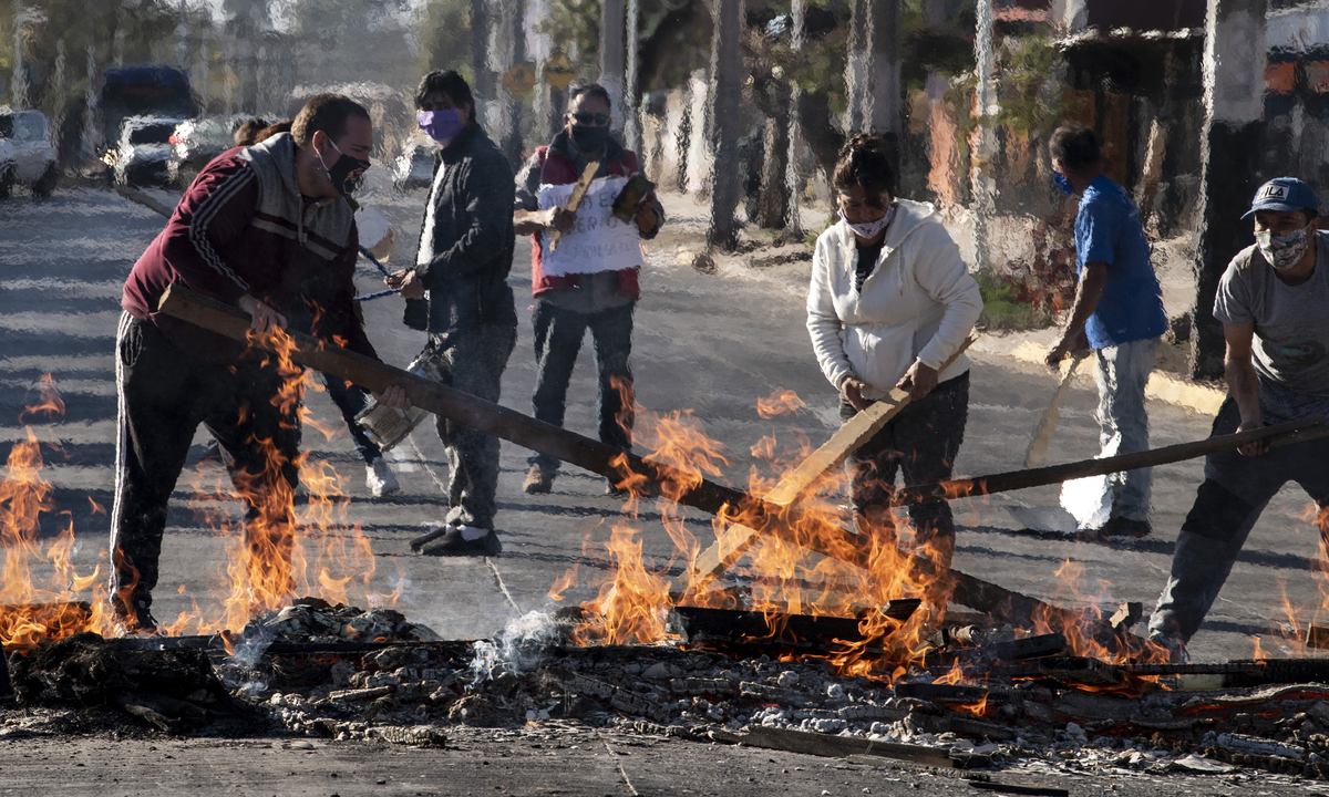 Manifestantes no Chile protestam contra o presidente Sebastian Piñera. Foto: MARTIN BERNETTI/AFP 