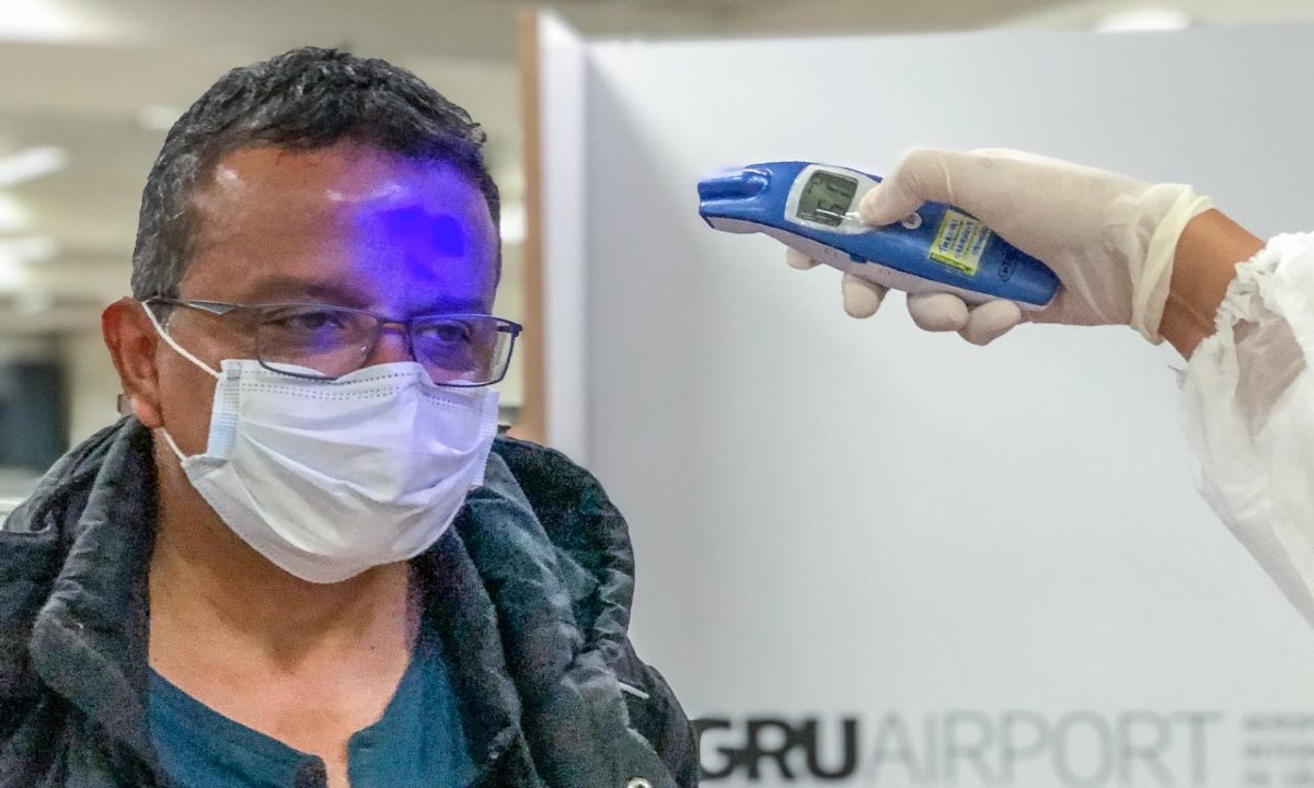 Com 90 mil mortes por covid-19 no Brasil, governo decide reabrir fronteiras aéreas