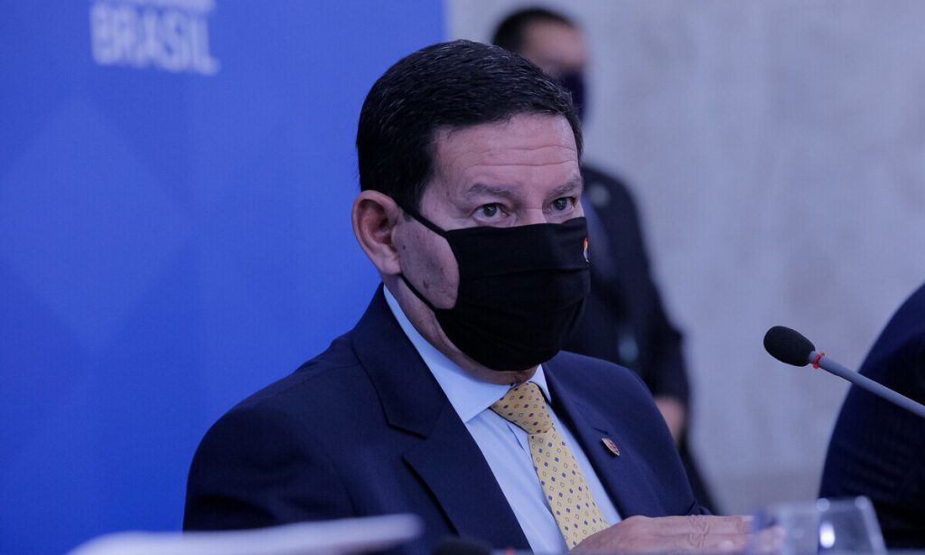Mourão sobe o tom contra Gilmar Mendes: “Cruzou a linha da bola”