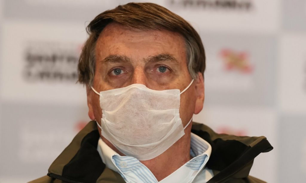 Bolsonaro sanciona lei que permite cortes de salários e suspensão de contratos