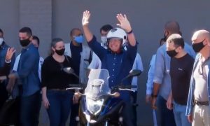 Bolsonaro passeia de moto em Brasília e visita a deputada Bia Kicis