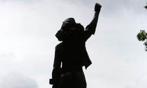 Estátua que representava manifestante do “Black Lives Matter” é retirada em Bristol