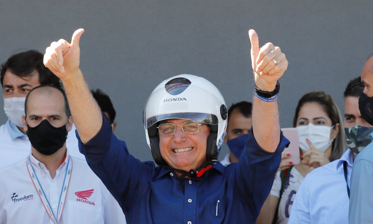 O presidente de Brasil, Jair Bolsonaro, saiu de moto para passear por Brasília e encontrar seus simpatizantes depois de anunciar que testou negativo para a Covid-19 neste sábado, 25 de julho de 2020. AFP 