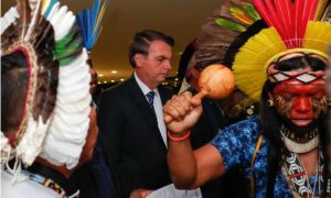 Bolsonaro veta obrigação do governo fornecer água potável e leitos hospitalares a índios