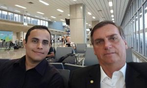 Assessor de Bolsonaro está diretamente ligado a páginas de fake news, diz Facebook