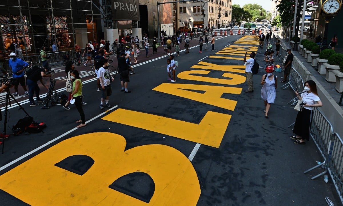 Prefeito de Nova York pinta “Black Lives Matter” em frente à Trump Tower