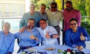 Sem máscara, Bolsonaro celebra independência dos EUA em almoço