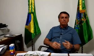 “Se contrair o vírus não tem que entrar em pânico”, diz Bolsonaro
