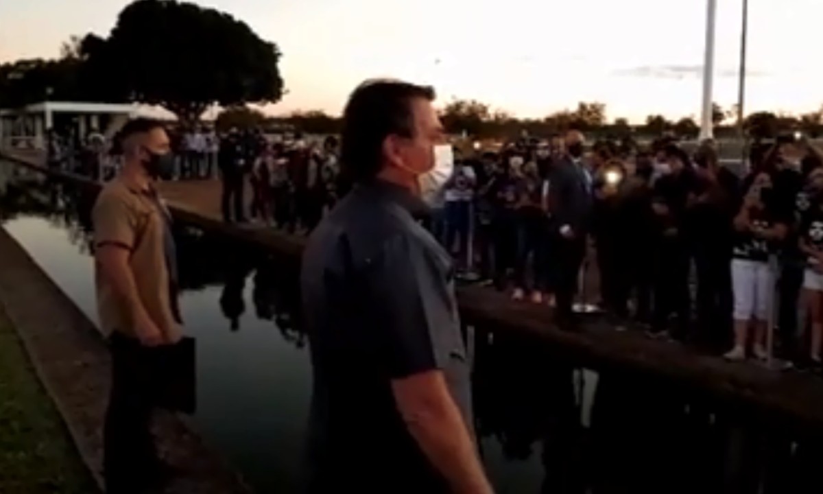 Bolsonaro se cala sobre as 80 mil mortes, mas volta a recomendar a cloroquina