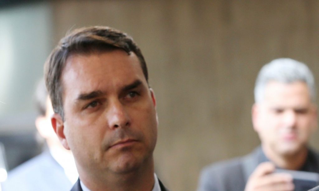 Flávio Bolsonaro foi beneficiado indevidamente em seu julgamento