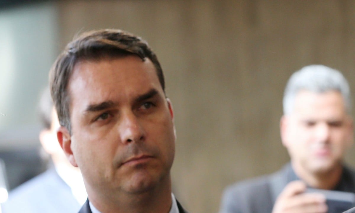 Flávio Bolsonaro foi beneficiado indevidamente em seu julgamento