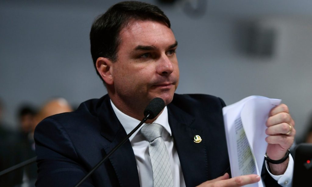 Flávio Bolsonaro pagou 86 mil reais em dinheiro vivo na compra de salas comerciais