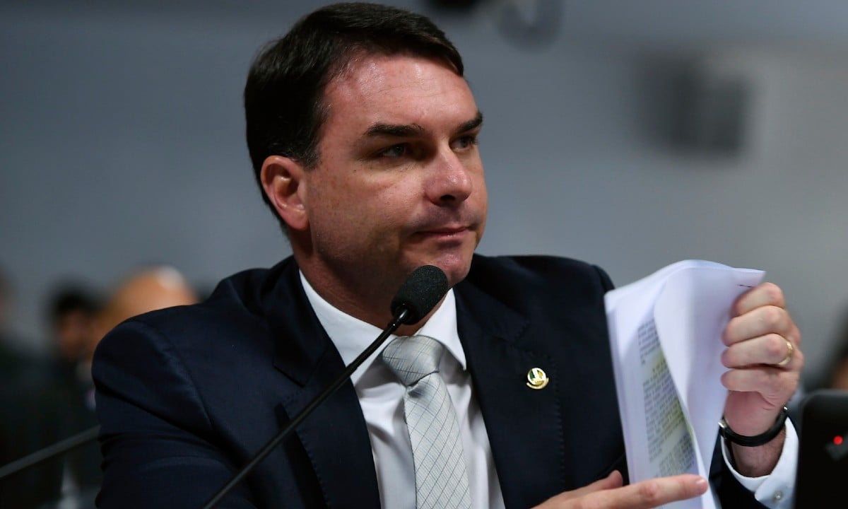 Flávio Bolsonaro pagou 86 mil reais em dinheiro vivo na compra de salas comerciais