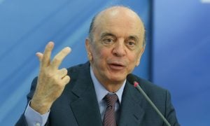 Juiz suspende ação contra José Serra após decisão do STF