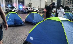 Sem-tetos acampam em frente à Prefeitura e cobram vagas de hotéis anunciadas por Covas