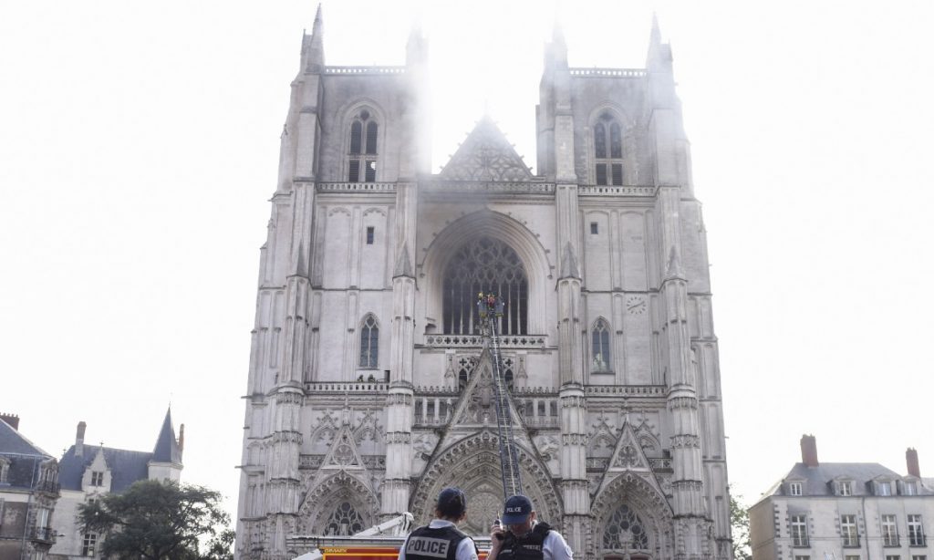 Nantes: Fogo atinge mais uma catedral gótica na França