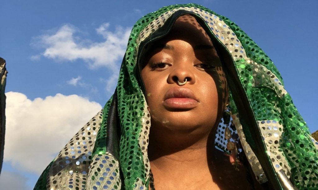 Tássia Reis transcende o rap em letra e melodia com propriedade