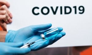 Johnson & Johnson suspende testes de vacina contra o coronavírus