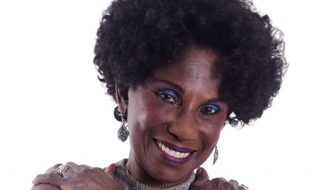 Vó Suzana, 81 anos, lança 1º álbum de sambas compostos por ela