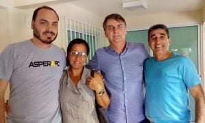 Mulher investigada por ser funcionária fantasma de Bolsonaro recebe apoio de Flávio para ser vereadora