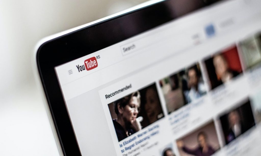 Algoritmo do YouTube ajuda Brasil Paralelo a radicalizar brasileiros sobre crise climática