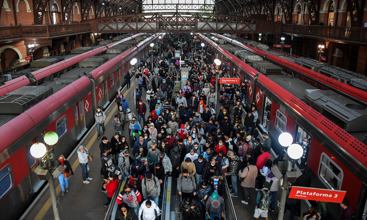 Passageiros se aglomeram em estação de trem na cidade de São Paulo. Foto: NELSON ALMEIDA/AFP