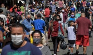 Alerj aprova projeto que flexibiliza o uso de máscara no Rio