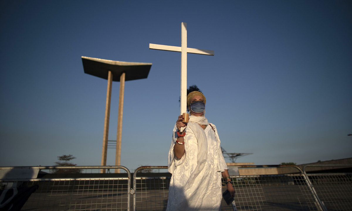 Em Brasília, mulher homenageia vítimas de Covid-19 no Brasil. Foto: Mauro Pimentel/AFP 