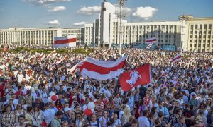 Lukashenko rejeita novas eleições, e protesto contra o governo reúne milhares de pessoas