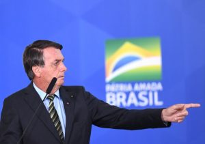 Bolsonaro se esquiva de comentar depósitos de Queiroz: “Não tem uma pergunta decente para fazer?”
