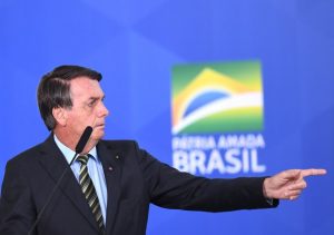 Bolsonaro se esquiva de comentar depósitos de Queiroz: 