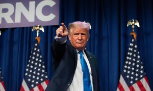 Oficialmente candidato, Trump repete aposta no efeito surpresa para garantir reeleição