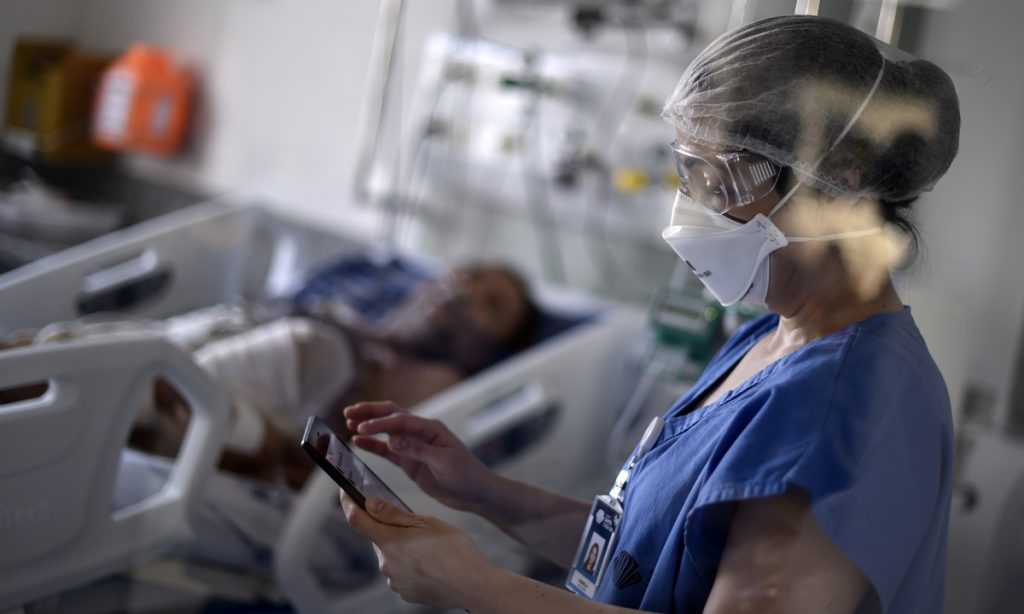Covid-19: Brasil registra 2.216 mortes em 24h; média de casos e óbitos estão em alta