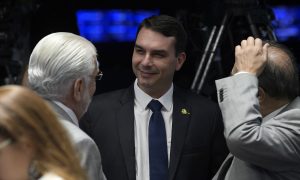 Flávio Bolsonaro testa positivo para Covid-19 e diz que toma cloroquina