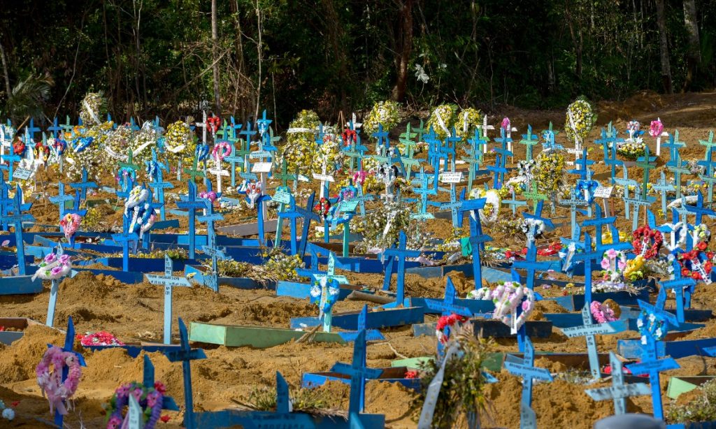 Vemos a morte tornar-se corriqueira e a vida, vilipendiada