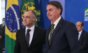 Mendonça cita 'independência' para investigar ajuda a Flávio Bolsonaro