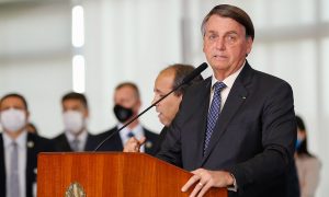 Bolsonaro fala em estender auxílio emergencial até o final do ano