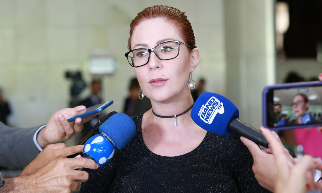 Carla Zambelli diz que teste para Covid-19 deu falso positivo
