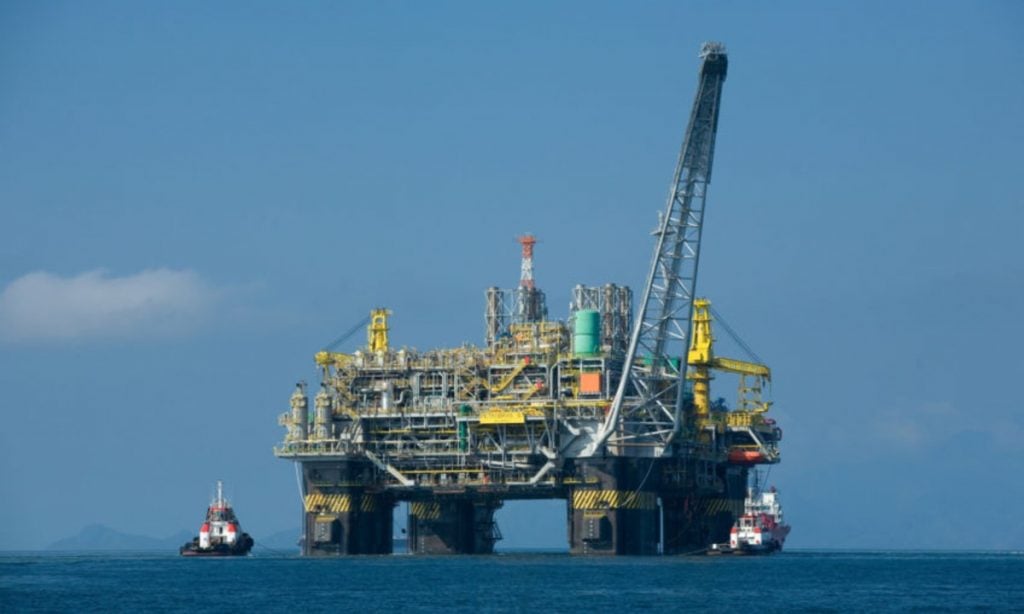 Petrobras segue receita de Salles e aproveita para “passar a boiada