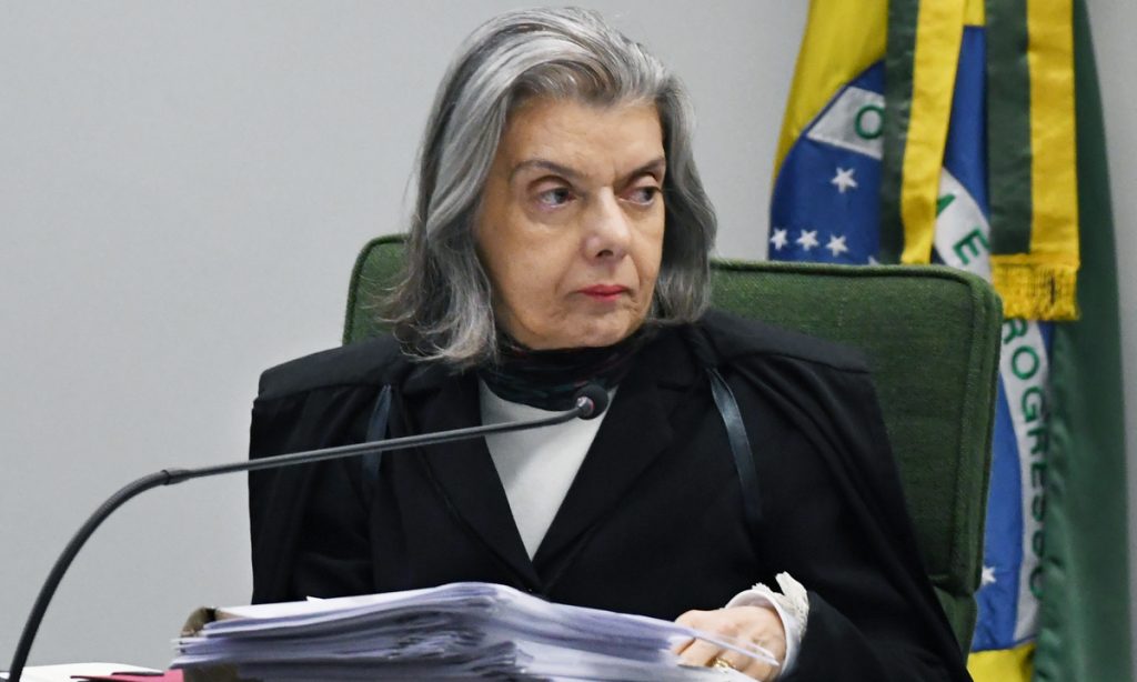 Cármen Lúcia exige que cidade em Goiás explique lei que proíbe trans de usarem banheiros