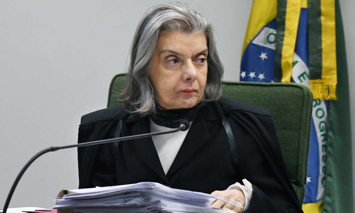 Cármen Lúcia exige que cidade em Goiás explique lei que proíbe trans de usarem banheiros