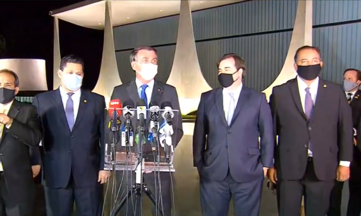 “Respeitamos o teto de gastos”, diz Bolsonaro em pronunciamento com líderes do Congresso