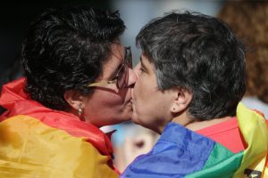 2,9 milhões de adultos se declaram homossexuais ou bissexuais no Brasil, estima o IBGE