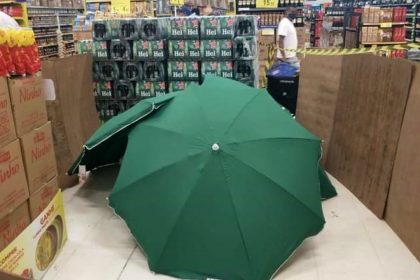 Carrefour causa revolta ao cobrir corpo de trabalhador com guarda-sóis -  CartaCapital