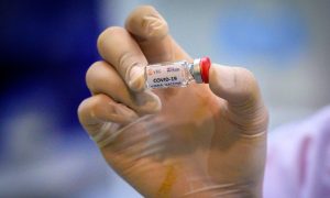 Covid-19: Prioridade será de vacina em fase mais avançada, diz governo